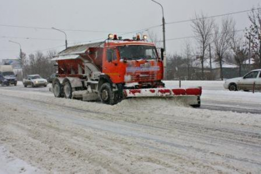 Воронежские коммунальщики продолжают бороться с метелью