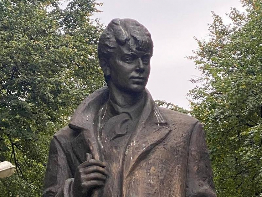 "Загадили бедного Есенина": воронежцы бьют тревогу из-за великого русского поэта