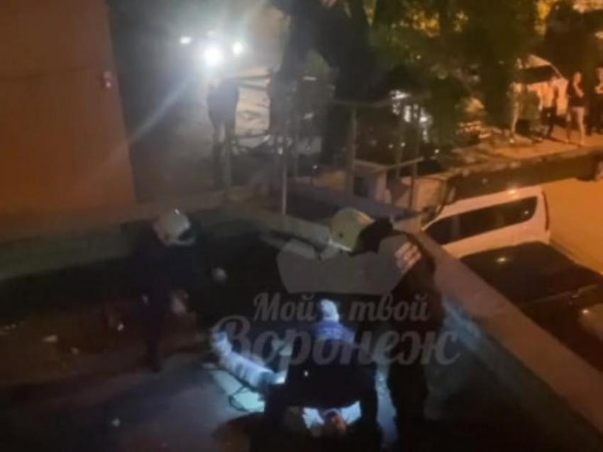 Мужчина выпал из окна и остался жив в Воронеже – опубликовано видео