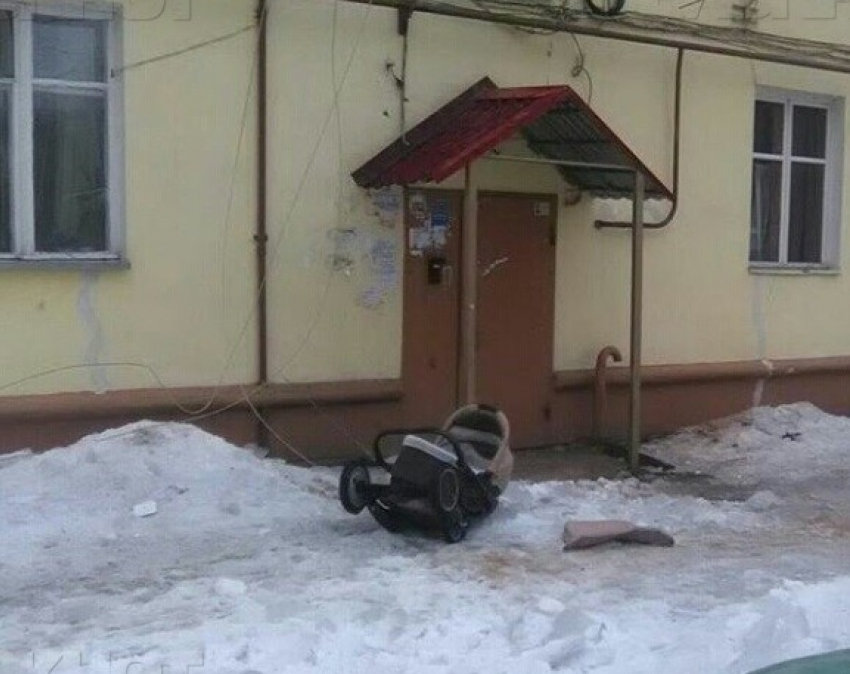 Воронежские следователи выясняют обстоятельства падения ледяной глыбы на женщину с ребенком 