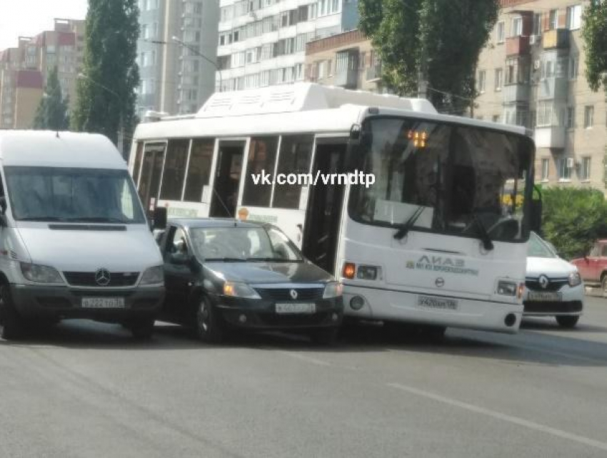 Зажатый между двумя автобусами Renault собрал пробку в Воронеже