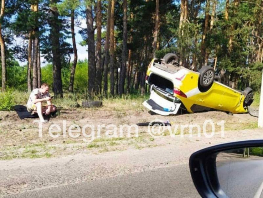 «Приунывшего» таксиста рядом с раскуроченной машиной сняли в воронежском микрорайоне 