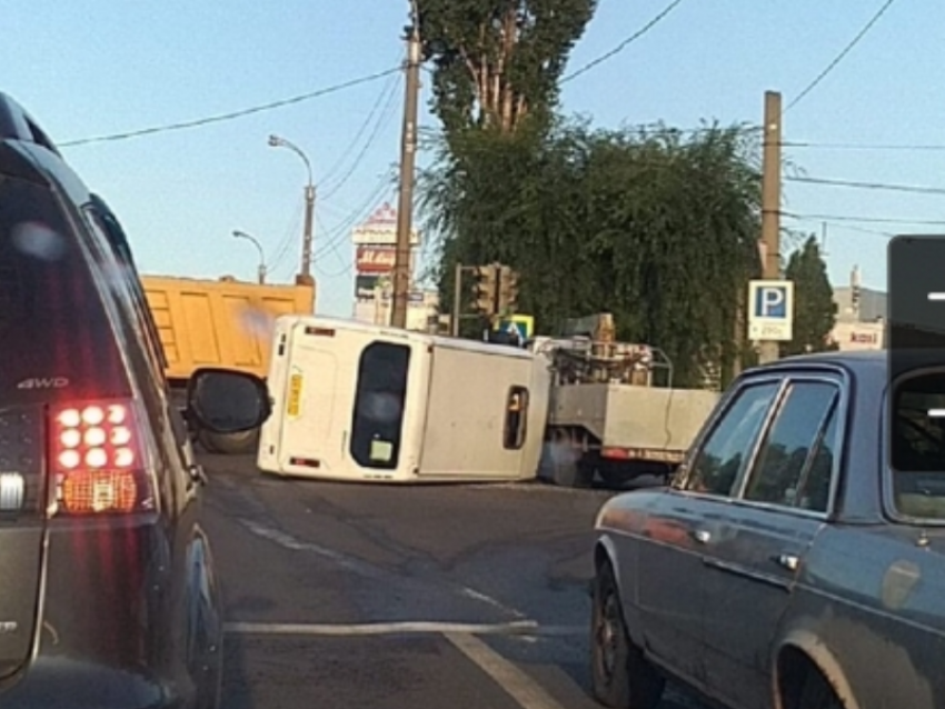 Стали известны подробности ДТП с перевернутой маршруткой у ТЦ в Воронеже 
