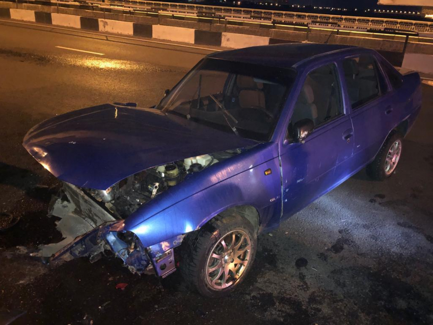 Последствия ДТП с тремя пострадавшими сняли на мосту в Воронеже