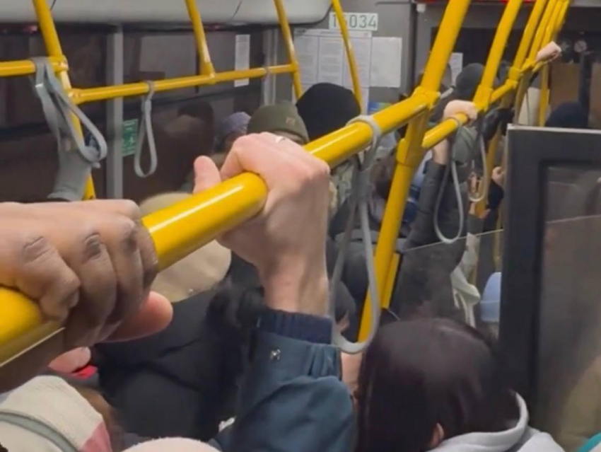 «Столпотворение как было, так и осталось»: воронежцы жалуются на давку в автобусах после замены подвижного состава