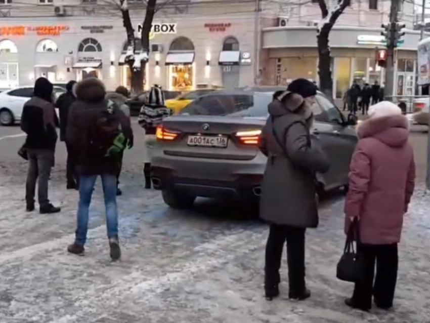 В конфликт пешеходов и водителей в центре Воронежа вмешается полиция