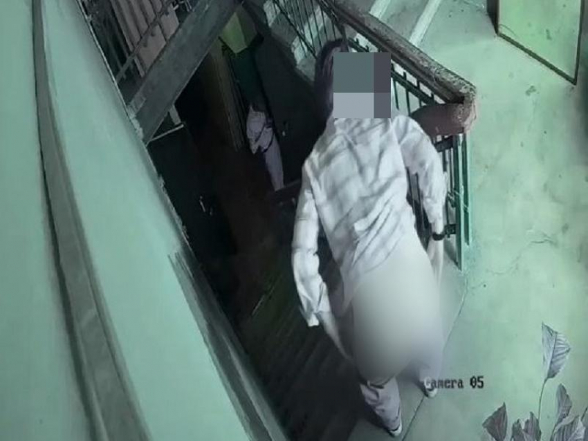 Показал попу и средний палец: камера наблюдения сняла буяна в воронежском подъезде 