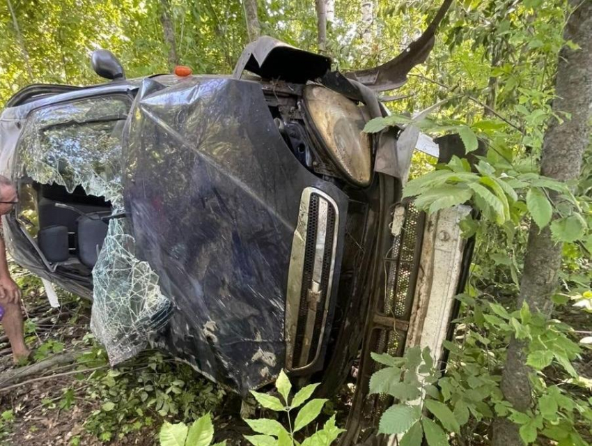 В Воронежской области пьяный автомобилист жестко разворотил свою машину, перевернувшись в кювет