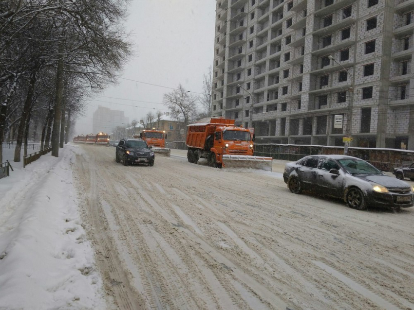 На борьбу с последствиями снегопада в Воронеже выехали коммунальщики