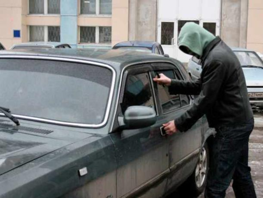 В Воронежской области пьяный мужчина угнал машину, а потом передумал ехать