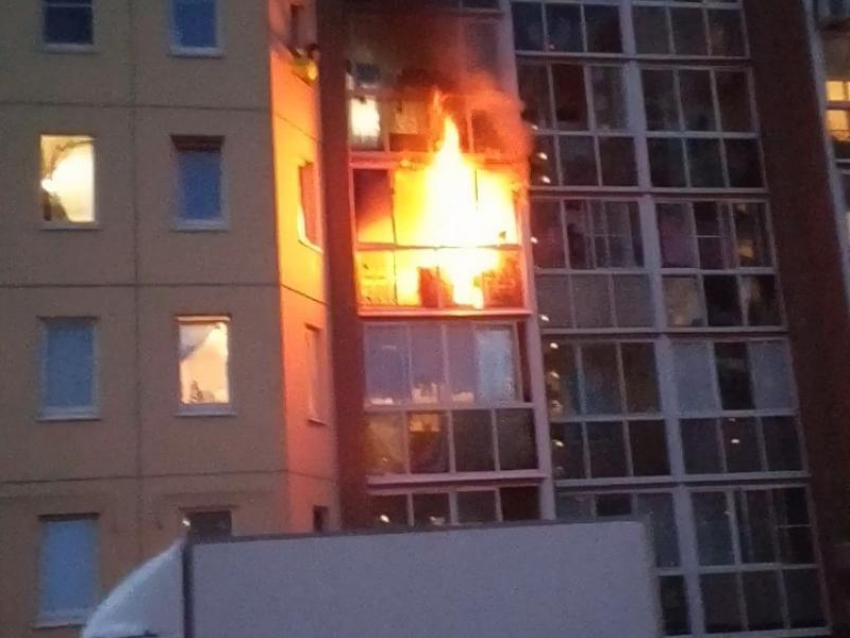 Соседей сверху обвинили в огненном уничтожении балкона в Воронеже