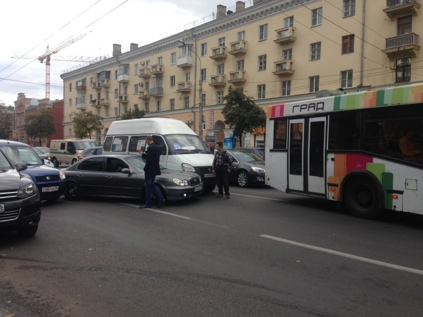 В центре Воронежа из-за столкновения маршрутки и иномарки образовалась огромная пробка