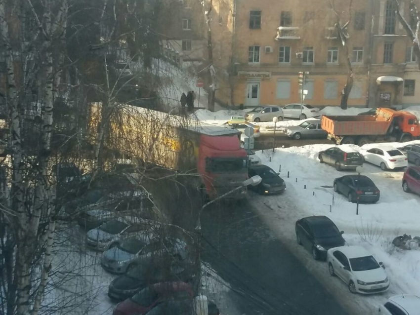 Застрявшая в центре Воронежа фура парализовала движение на улице Свободы