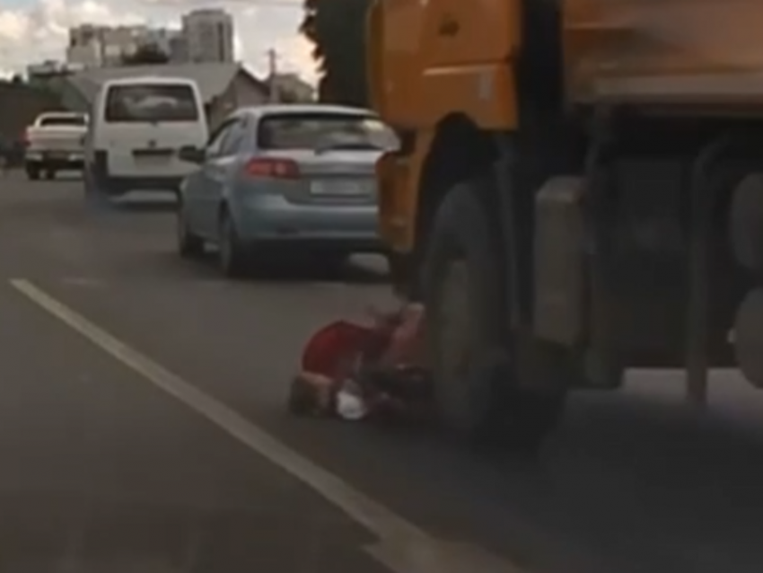 КамАЗ наехал на коляску, в которой был ребенок в Воронеже