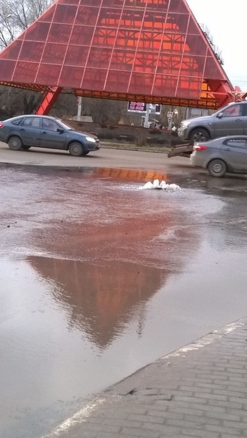 В Воронеже на дороге возле Памятника Славы из люка хлещет вода