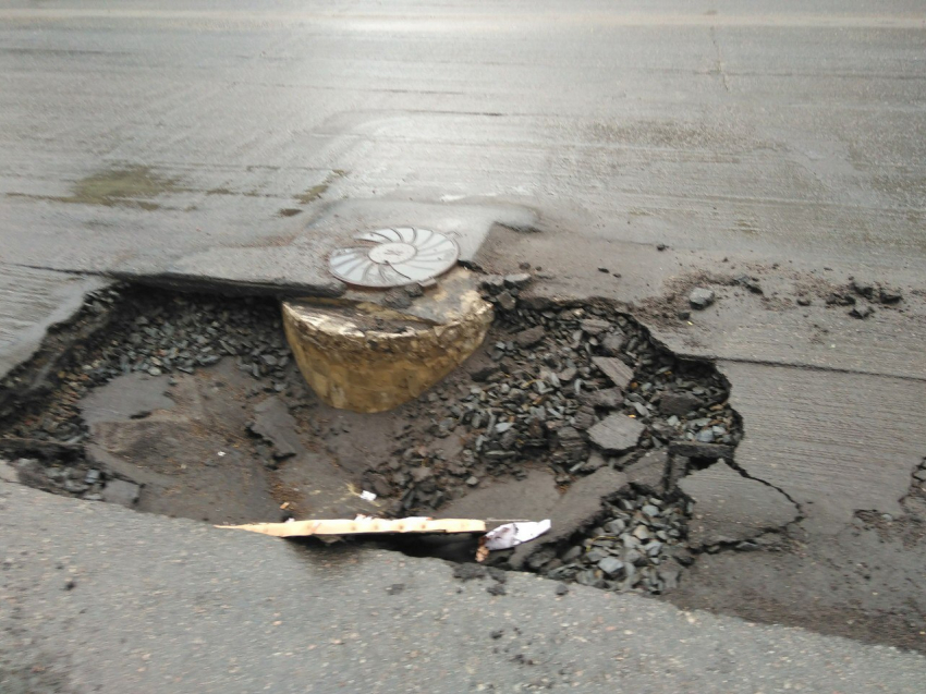 Воронежцы запечатлели страшную яму-«убийцу» на одной из городских дорог