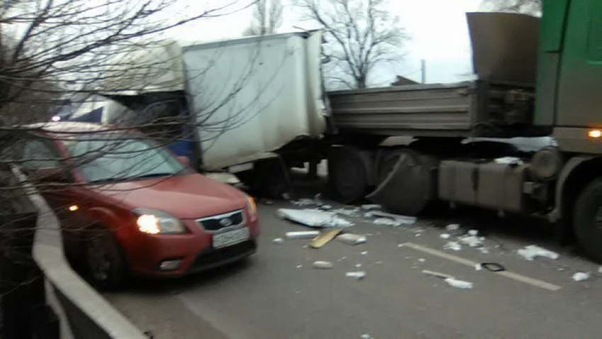 В Воронеже из-за ДТП на улице Грамши образовалась огромная пробка