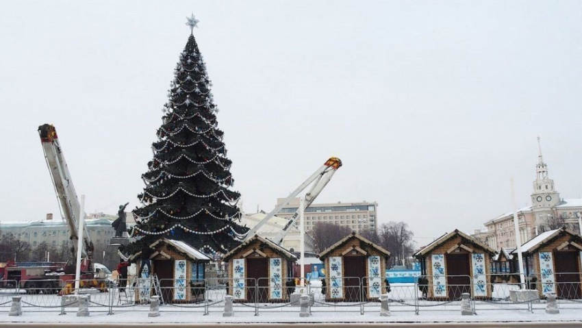 В Воронеже начали разбирать главную елку на площади Ленина