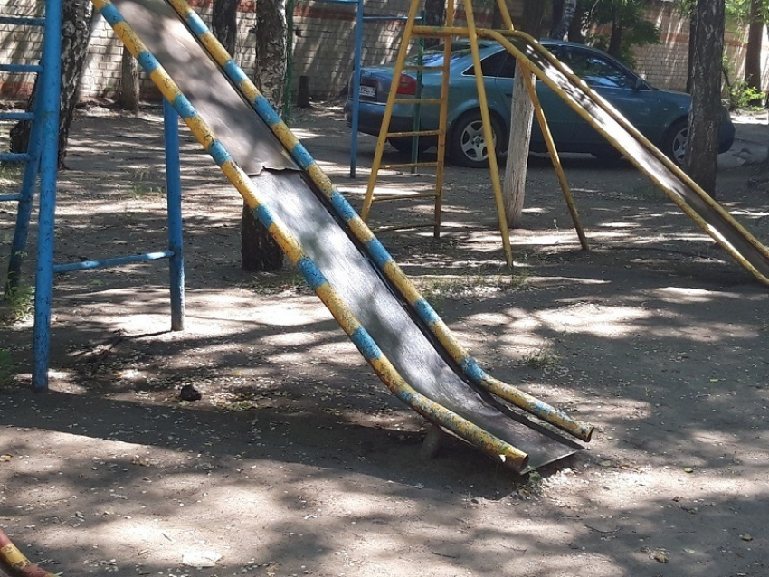 Детскую площадку в Воронеже сравнили с декорациями к фильму ужасов 