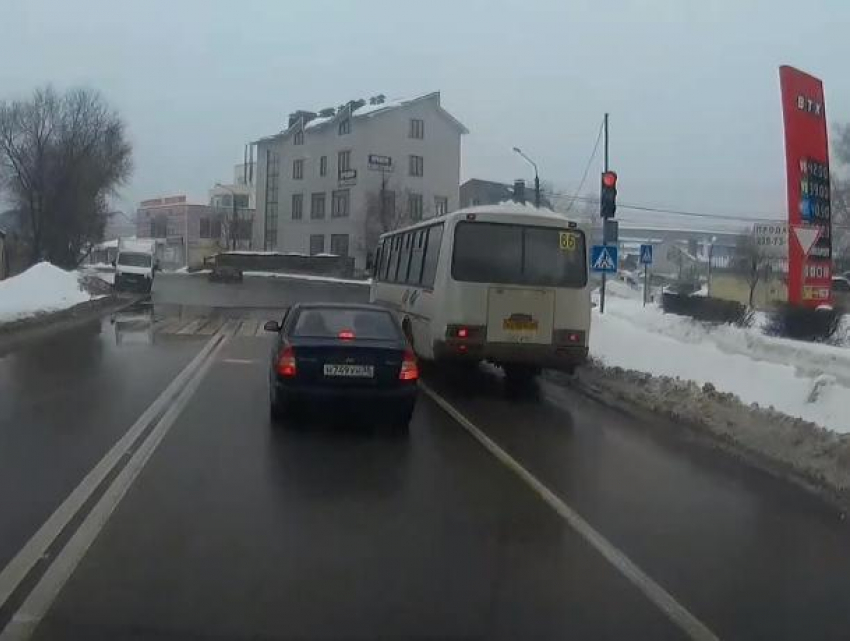 В Воронеже унижение светофора маршрутчиком сняли на видео