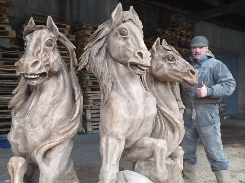 Сказочную красоту деревянных скульптур показал воронежский укротитель бензопилы