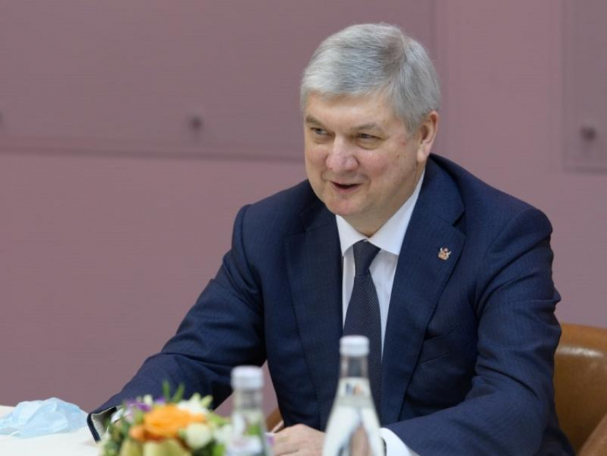 Губернатор Александр Гусев пока не стал отменять масочный режим в Воронеже