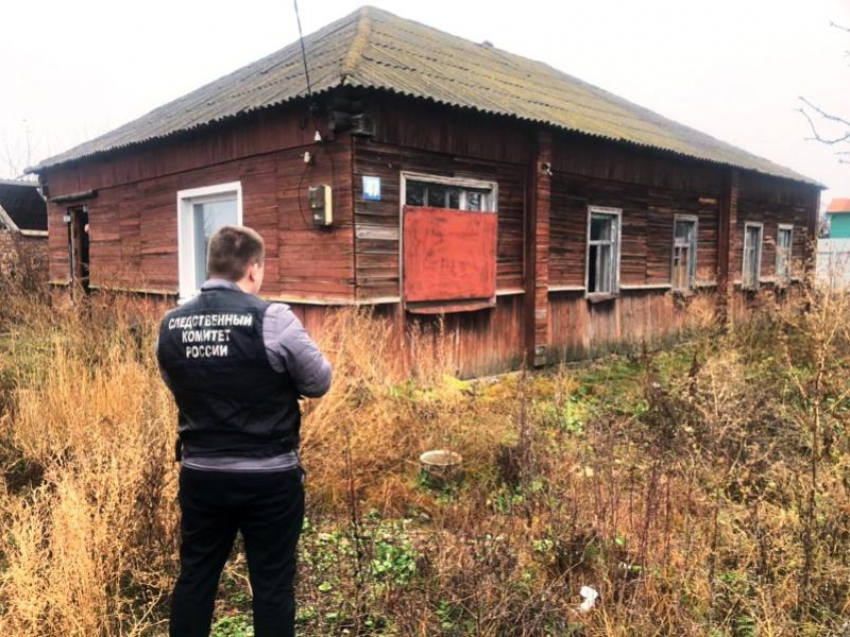 Следователи показали дом в воронежском селе, где гость зарезал пенсионера 