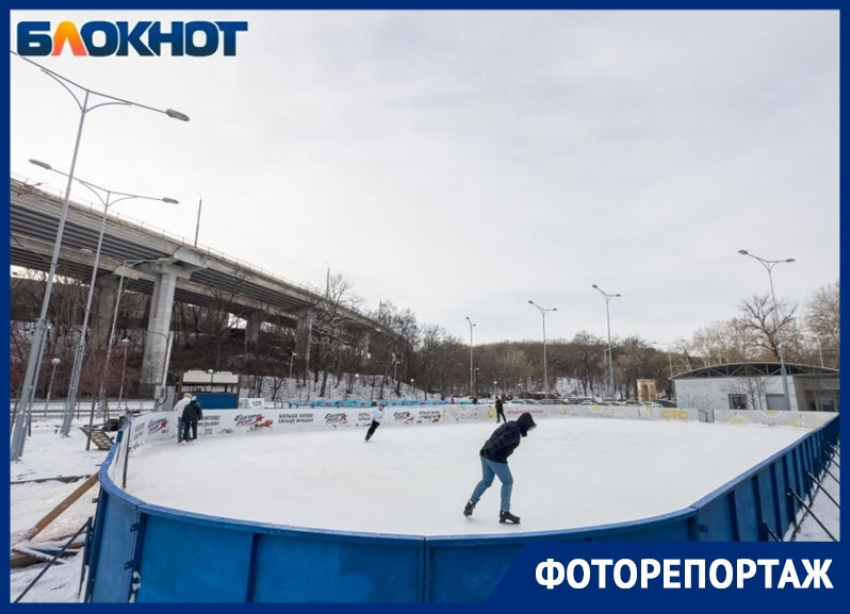 Катки воронеж 2024 расписание. Каток на дамбе Воронеж. Каток Адмирал Воронеж. Воронеж каток рядом с мостом. Лицей 5 Воронеж каток.