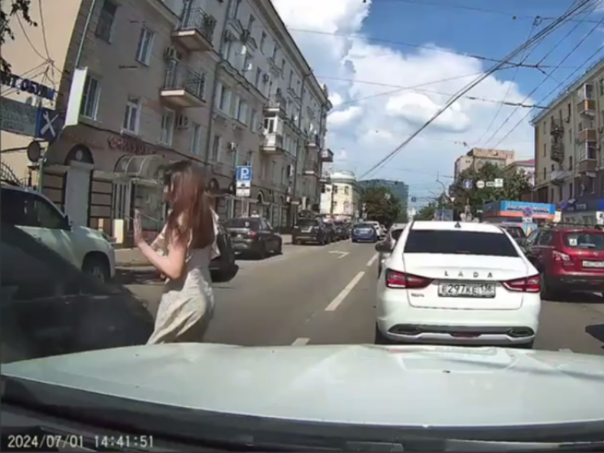 Внезапное появление пешехода чуть не обернулось бедой в Воронеже
