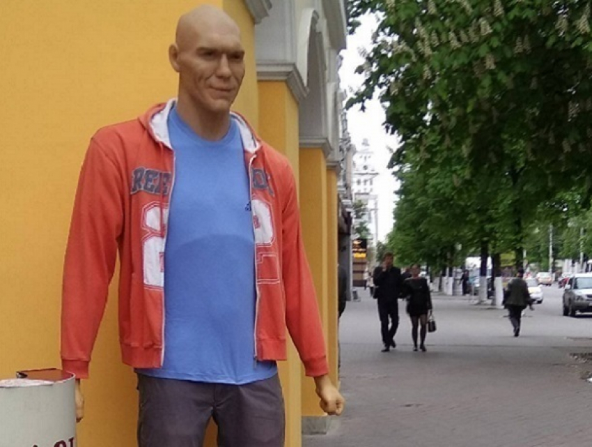 В центре Воронежа установили воскового Николая Валуева в дешевой одежде 