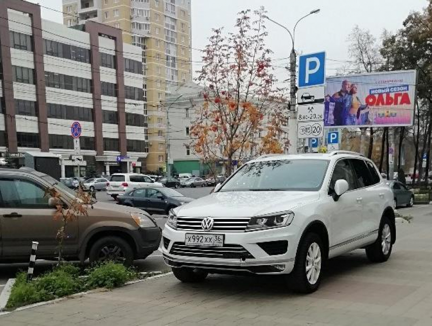 Внедорожники с блатными номерами показали, как экономить на парковке в Воронеже