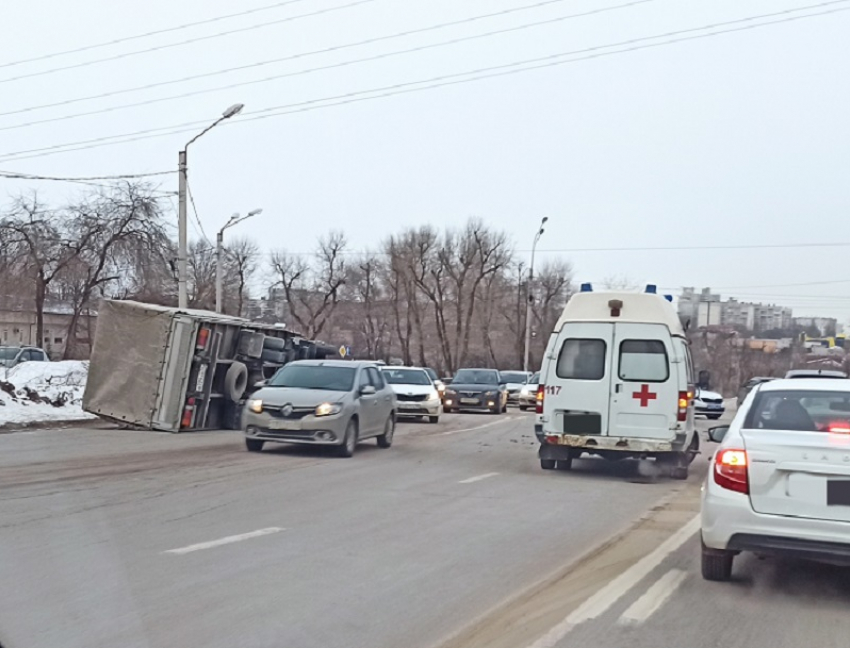 Грузовик перевернулся после столкновения с BMW в Воронеже 
