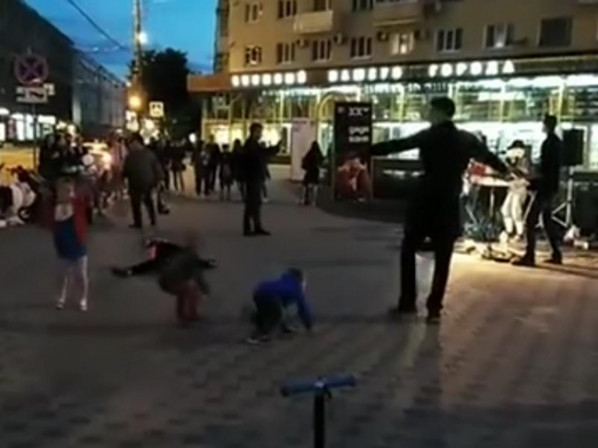 Гипнотический танец под песню Цоя попал на видео в центре Воронежа