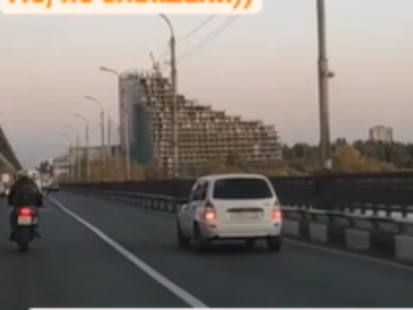 Упрямство водителей сняли на выделенной полосе в Воронеже 