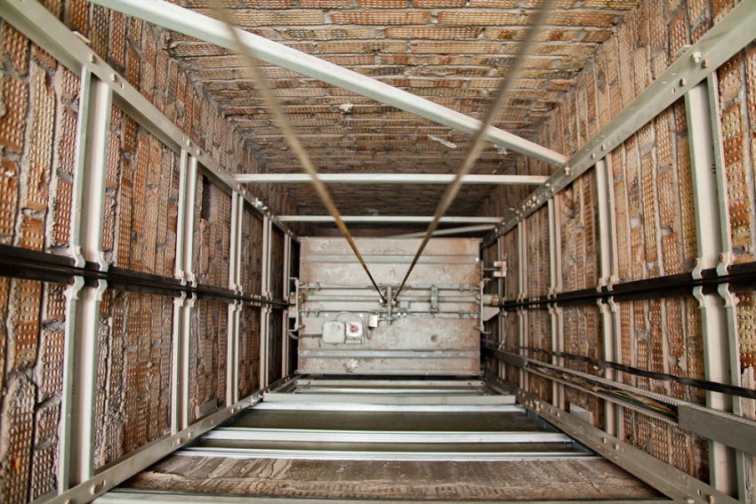 В воронежских многоэтажках лифты ездили на оборванных канатах 