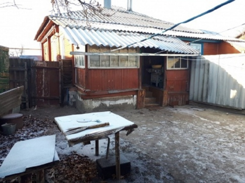 Следователи показали дом, где после драки умер мужчина в Воронежской области