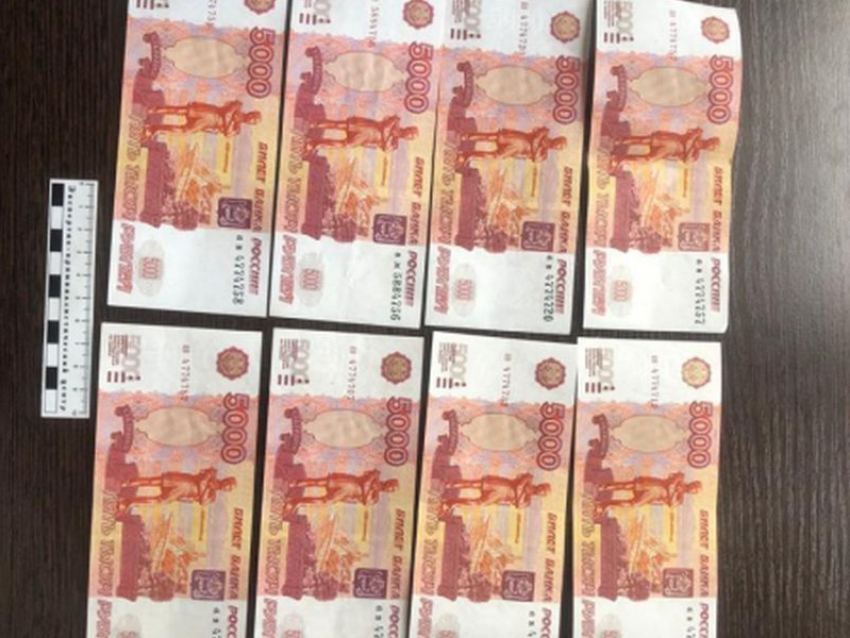 Опубликовано фото поддельных банкнот, изъятых у воронежского фальшивомонетчика