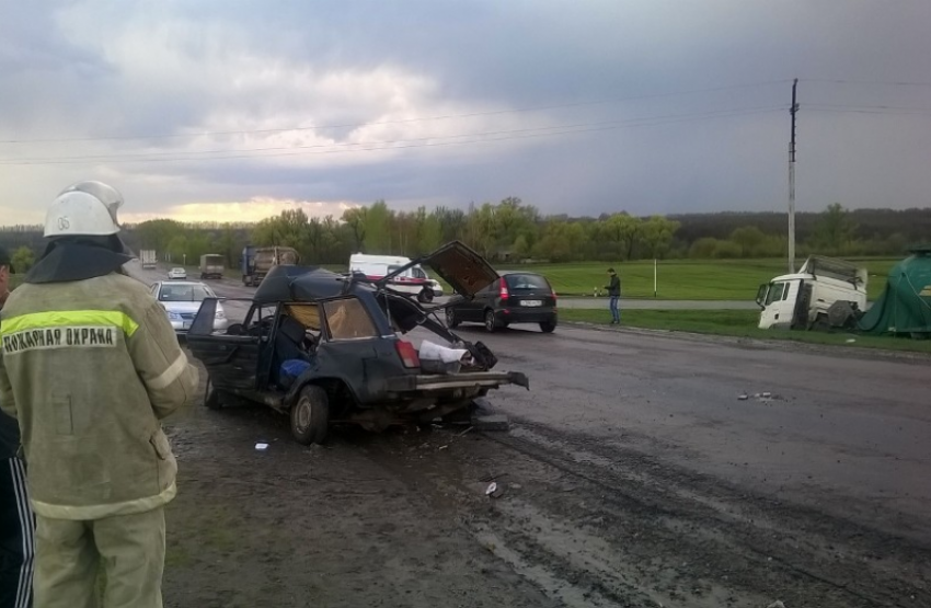 На воронежской трассе в столкновении грузовика с легковушкой разбилась семья из 4 человек