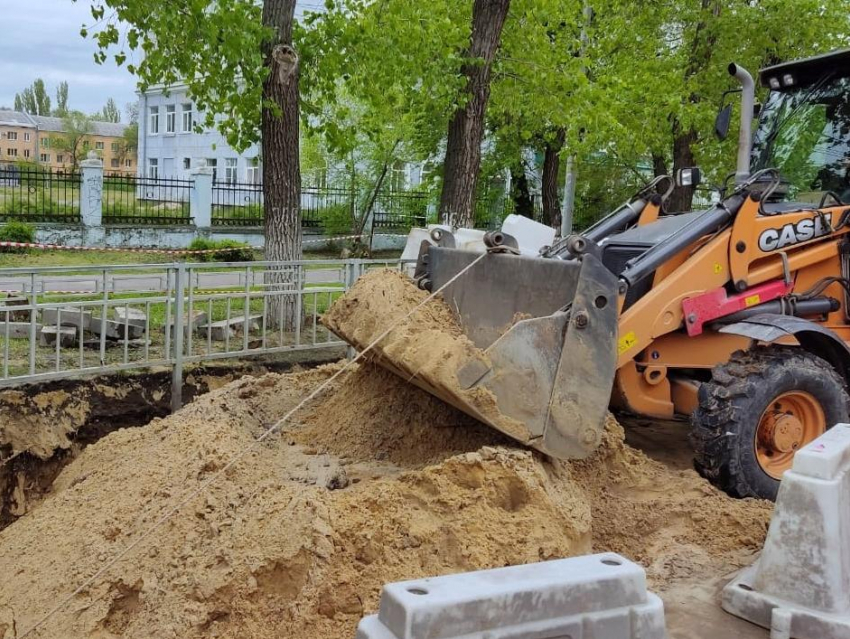 В центре Воронежа роют глубокий котлован из-за аварии на канализационном коллекторе
