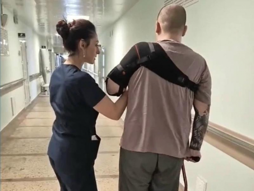 Воронежские врачи год ставят на ноги парня, перенесшего тяжелейший инсульт с гематомой в мозгу