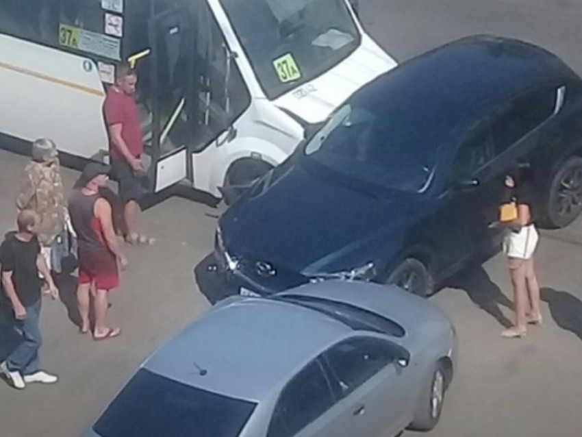 Маршрутка столкнулась с кроссовером в Воронеже: сообщается, что есть пострадавшие