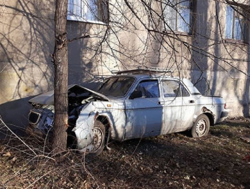 Памятник ельцинской эпохе в виде машины обнаружили в Воронеже