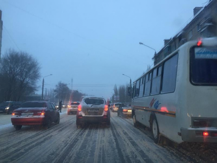 Снегопад с неочищенными дорогами остановили движение в Воронеже