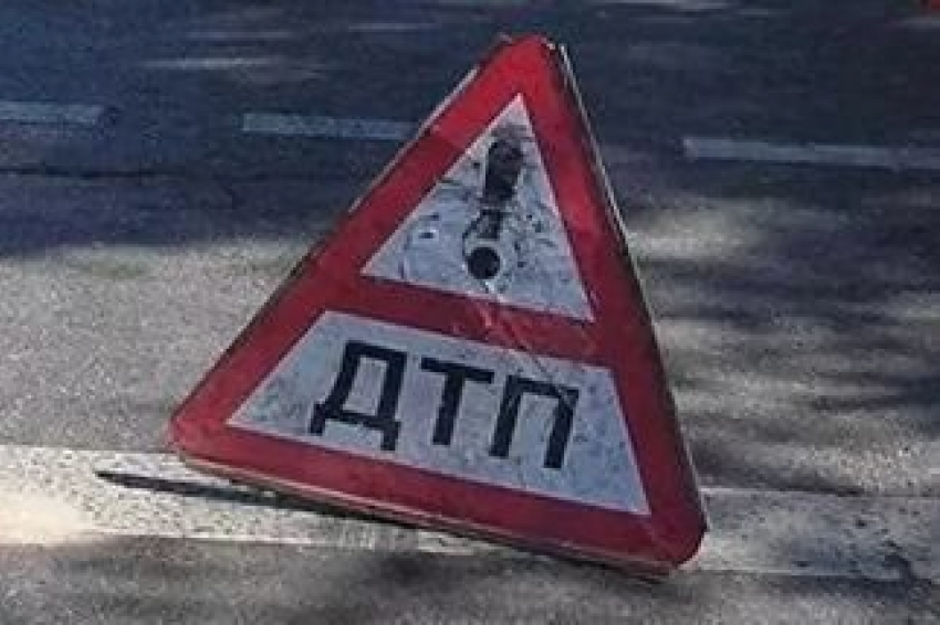 В Воронежской области иномарка влетела в микроавтобус: двое пострадавших 