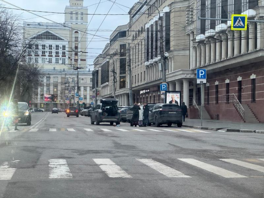 Иномарка сбила женщину на «зебре» в центре Воронежа 