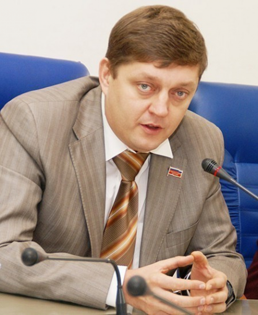 Олег Пахолков: То, что жители маленького поселка отремонтировали амбулаторию за свой счет - это огромный позор власти