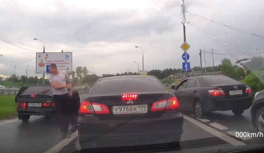 Драка воронежцев с московским водителем в столице попала на видео
