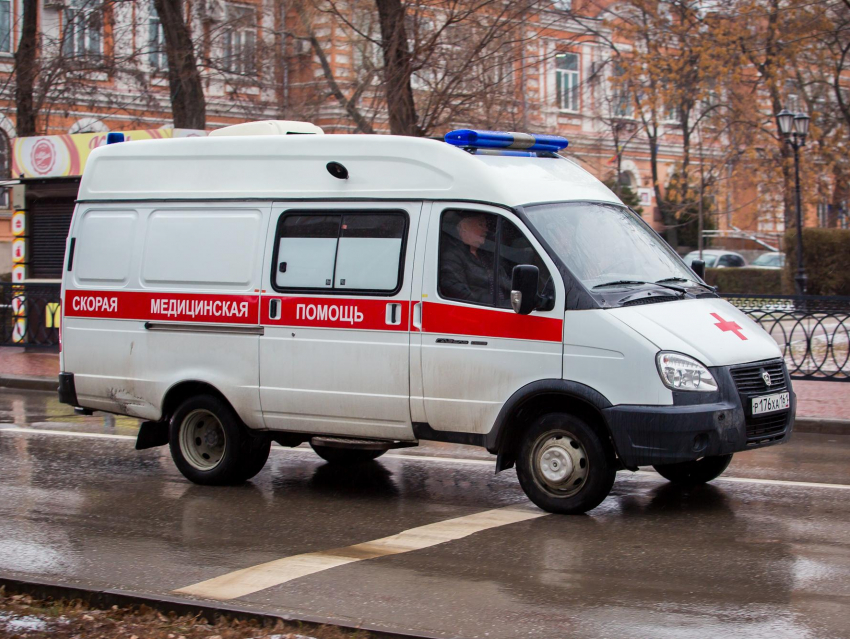 Три человека пострадали при наезде на бетонное ограждение на воронежской трассе