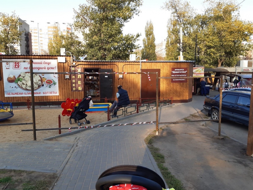 Воронежцам из нового микрорайона перекрыли безопасный проход к остановке  