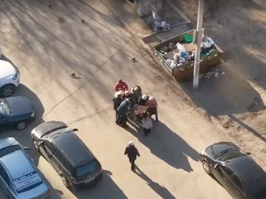 "Битва» за просроченную еду у мусорки попала на видео в Воронеже 